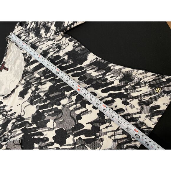 ~ Escada Top 42 US 10/12 Knit Shirt Short Sleeve Gold Logo Scoop ViscoseElastane - Picture 6 of 16